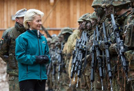 Nmecká ministryn obrany Ursula von der Leyen bhem návtvy u speciální...