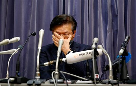 éf japonské automobilky Mitsubishi Tecuro Aikawa bhem tiskové konference v...