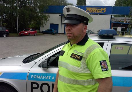 Policejní hrdina Bohdan Gajda se vyznamenal hned dvakrát. Nejprve uhasil hoící...