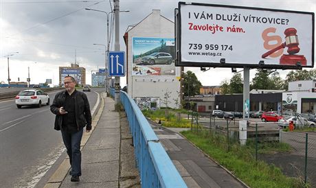 Billboard vyzývající vitele Vítkovic, který nechala spolenost Wetag umístit...