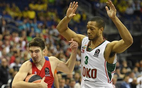 Nando de Colo (vlevo) z CSKA Moskva obchází v euroligovém semifinále Anthonyho...