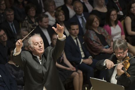 Dirigent Daniel Barenboim s berlínským Státním orchestrem vystoupil v Obecním...