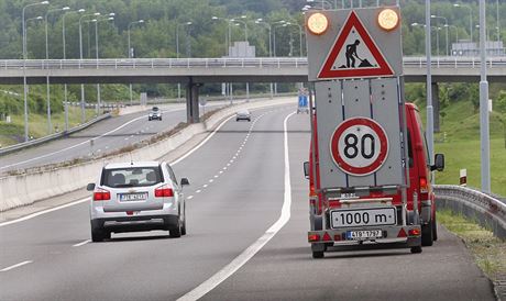 idii projídjí zvlnným úsekem na dálnici, která spojuje Ostravu a Bohumín....