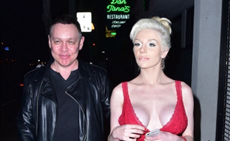 Doug Hutchison a Courtney Stoddenová (Los Angeles, 14. února 2016)