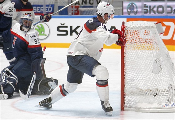 Brock Nelson z USA pekonává slovenského brankáe Júliuse Hudáka.