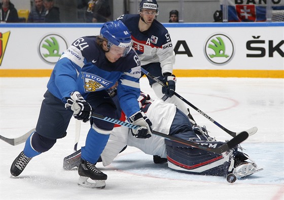 Mikael Granlund z Finland ve velké anci ped slovenskou brankou