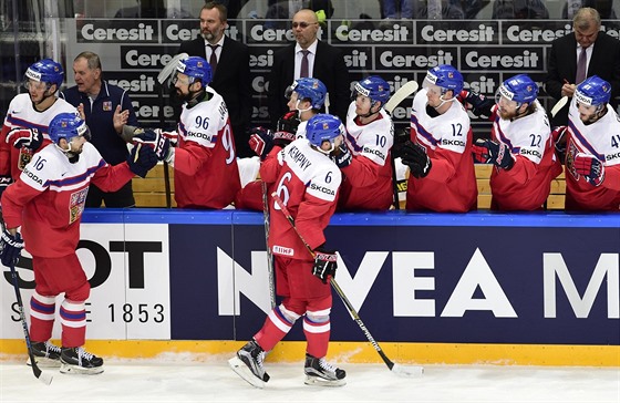 Hokejisté oslavují gól v utkání proti výcarsku na MS 2016 v Rusku