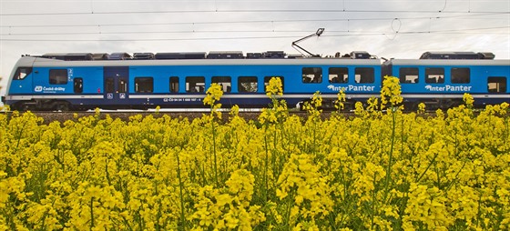 Moderní soupravy InterPanter jezdí pes Pardubický kraj na lince Praha - Brno....