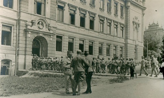 Fotografie z roku 1915 dokládá obsazení turnovské Chlapecké koly armádou.