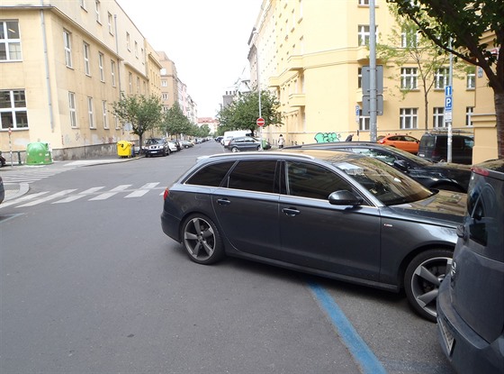 Auta parkující v Pemyslovské ulici