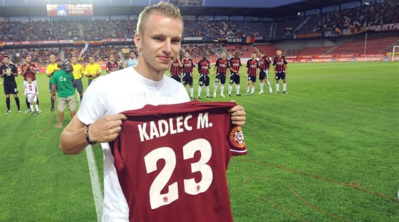 SBOHEM A VÍTEJ Srpen 2008, Michal Kadlec se ped ligovým duelem se ikovem...