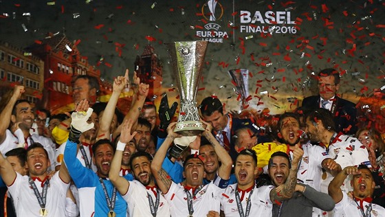 Fotbalisté Sevilly se radují s trofejí pro vítze Evropské ligy.