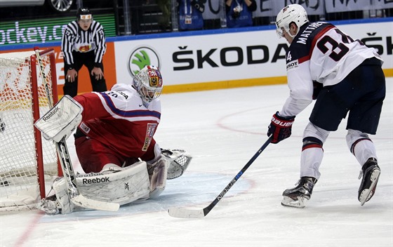 Americký mladík Auston Matthews pekonává z nájezdu eského brankáe Dominika...