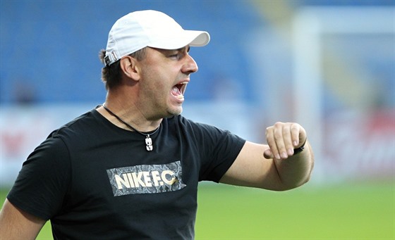 Liberecký trenér Jindich Trpiovský diriguje své svence.