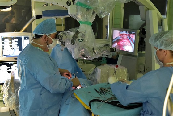 Operatér Tomá Hosszú z hradecké neurochirurgie operuje metodou MIDLIF...