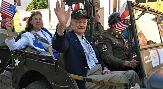 Veterán Earl Ingram na snímku z loských oslav osvobození. 