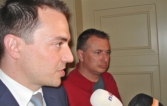 Právník Jan Hrabec a léka Jií Havránek (vpravo) u Okresního soudu v...