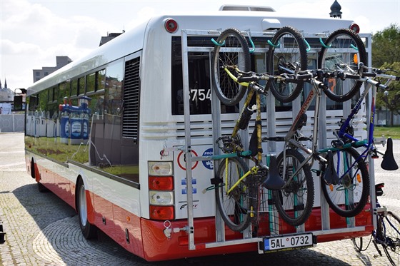 Z Dejvic v sobotu 21. kvtna vyjede první cyklobus v Praze. Zatím bude cyklisty...