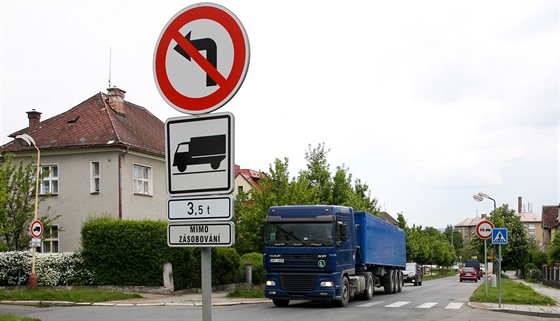 Lidé z nkterých olomouckých ulic, napíklad Erenburgovy (na snímku), roky volají po omezení vjezdu kamion. Te se bojí, e na nj paradoxn doplatí.