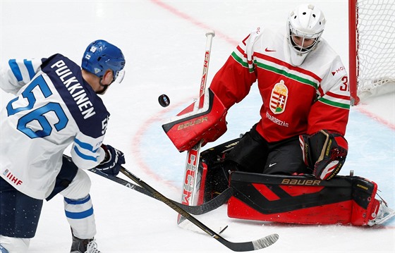 Teemu Pulkkinen z Finska pálí na maarského gólmana Ádáma Vaye.