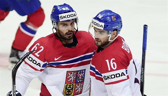 Michal epík (vlevo) a Michal Birner se radují z eského gólu proti Norsku.