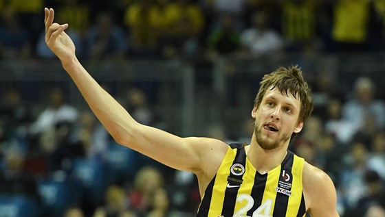 Jan Veselý hecuje fanouky Fenerbahce bhem euroligového semifinále.