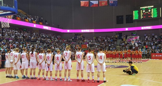 eské (v bílém) a ernohorské basketbalistky ped pátelským zápasem na turnaji...