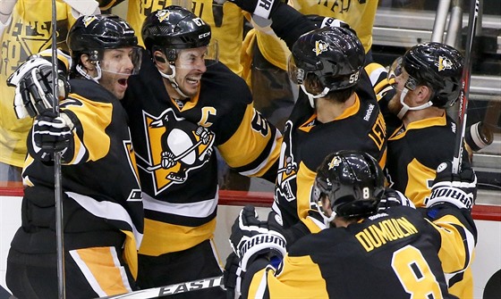 Hokejisté Pittsburghu slaví vítzný gól v utkání s Tampou.