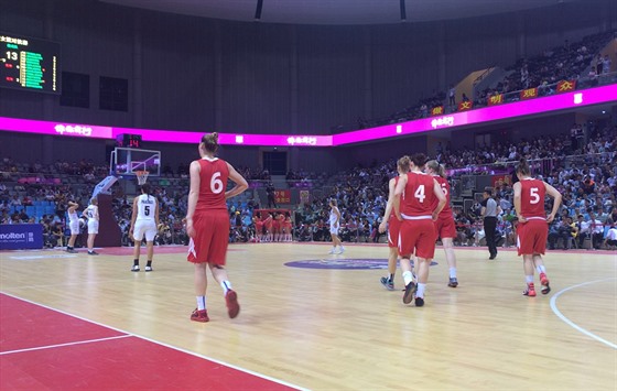 eské basketbalistky bhem nepovedeného utkání s Novým Zélandem