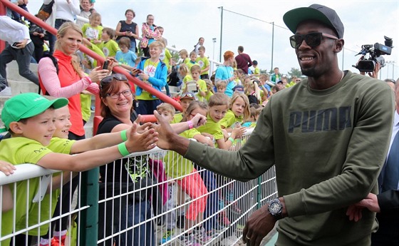 Usain Bolt zdraví malé atlety na praském mítinku okoládová tretra.