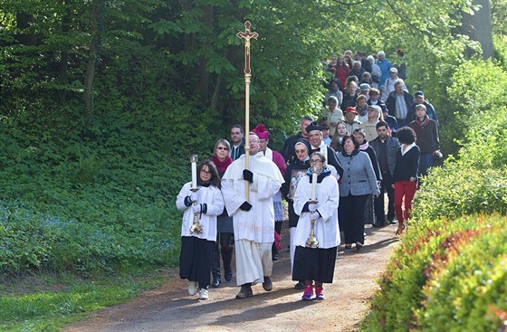 Úlomek kosti svaté Zdislavy se nesl bhem procesí z Jablonného na Lemberk na...