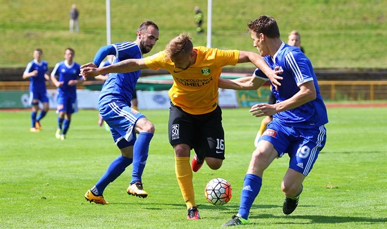 Jan Kosak ze Sokolova hájí mí v utkání s rezervou Olomouce.