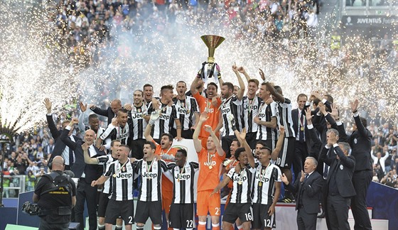 Fotbalisté Juventusu Turín slaví s pohárem pro mistry italské ligy.