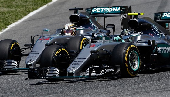 Lewis Hamilton (vlevo) a Nico Rosberg na Velké cen panlska