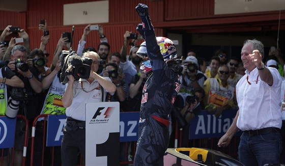 Max Verstappen slaví triumf na Velké cen panlska.