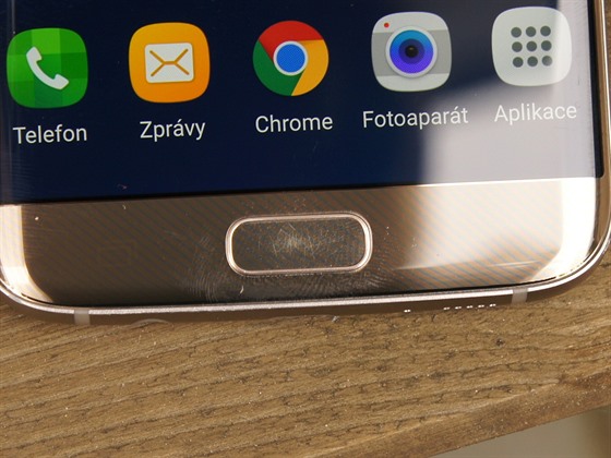 Pokrábané domovské tlaítko u Samsungu Galaxy S7 edge