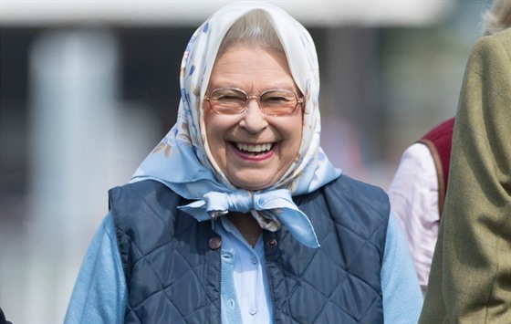 Královna Albta II. vyhrála poukaz na nákup do etzce Tesco (Windsor, 12....