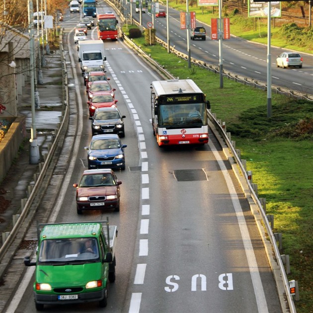 Pruh pro autobusy na Strakonické pod Barrandovským mostem