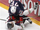Americký hokejista Brady Skjei tlaí k ledu Gerga Nagye z Maarska.