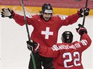 výcartí hokejisté Eric Blum (vlevo) a Nino Niederreiter se radují z gólu...
