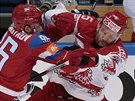 Ruský hokejista Alexander Burmistrov (vlevo) a jeho dánský rival Daniel Nielsen...
