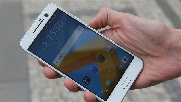 Letošní špičkový model HTC přichází na český trh se zpožděním. Ve světě se již... Letošní špičkový model HTC přichází na český trh se zpožděním. Ve světě se již...