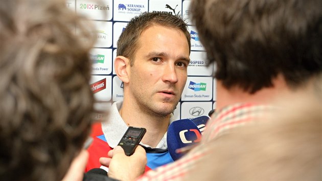 Marek Bakoš hovoří s novináři po svém návratu do Plzně. Marek Bakoš hovoří s novináři po svém návratu do Plzně.