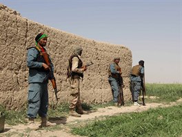 Afghnt policist v boji s Talibanem v okresu Nahri Sard na vchod...