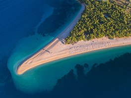 Zlatni Rat, Bol, Chorvatsko. Zlatni rat znamená "zlatý mys". Pruh oblázk...