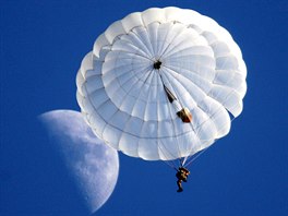 PARAUTISTA. Student ruské vojenské akademie klesá na padáku k zemi poblí...