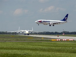 Antonov An-225 Mrija má rozptí kídel 88,4 metru a dokáe lett maximální...