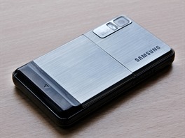 Samsung F480 ml hezké tlo s kovovými zády a mohl mít i flipové pouzdro. U...