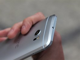 Oproti pedchozí generaci M9 se HTC 10 trochu umírnilo v barevných provedeních...