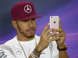 Lewis Hamilton fotografuje na tiskové konferenci ped Velkou cenou F1 v...